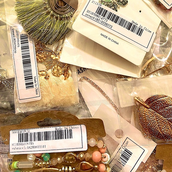 🌾MYSTERY SURPRISE 18 FOR $68 JEWELRY BUNDLE - Picture 12 of 16